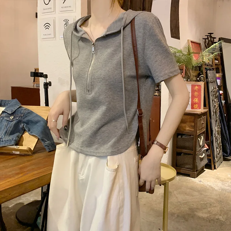 Женская футболка с капюшоном и короткими рукавами, лето 2023, новый нишевый дизайн, стрейчевая тонкая куртка на молнии, сладкий пряный ветер, белая